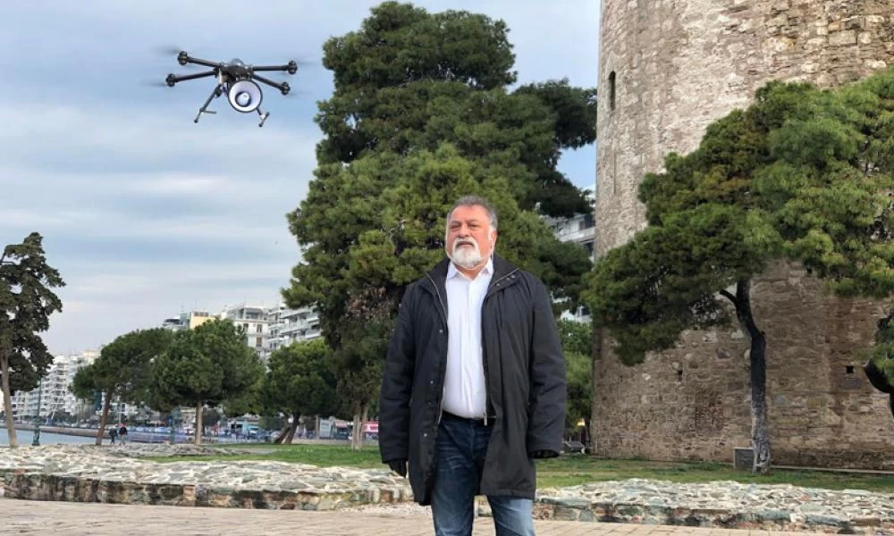 Drone κατά του κορονοϊού: Ενημερώνει τους πολίτες στην παραλία Θεσσαλονίκης για τα μέτρα